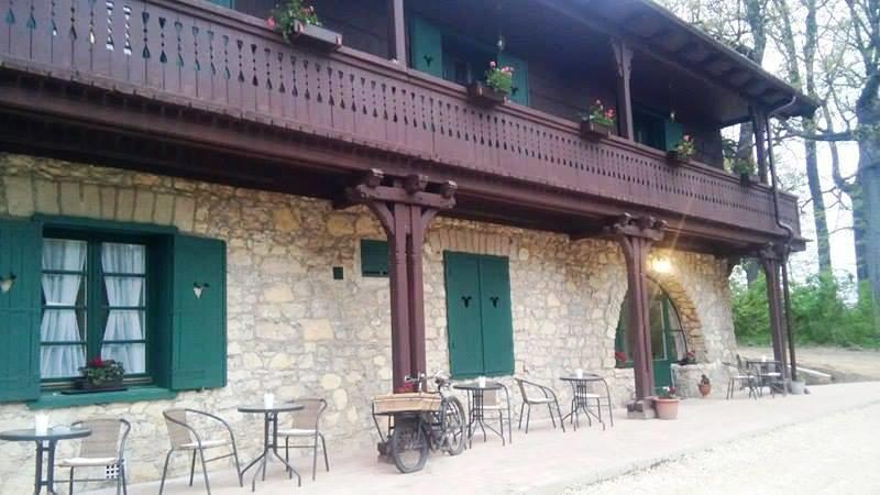Hubertus Fogado Bed & Breakfast Csesznek Exterior photo