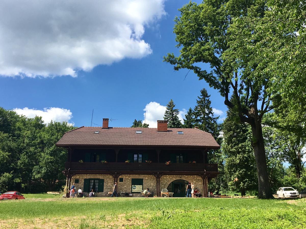 Hubertus Fogado Bed & Breakfast Csesznek Exterior photo
